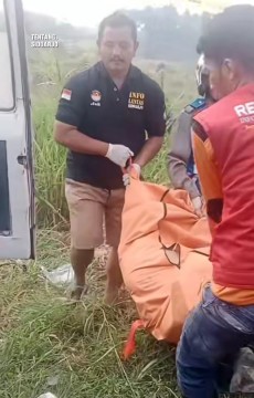 Petugas evakuasi jasad driver ojol wanita yang ditemukan tewas dan terikat dalam kardus. [Instagram]